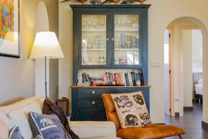 een woonkamer met een bank en een porseleinen kast bij Casa Dels Tossals in Moraira