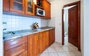 Kuchyň nebo kuchyňský kout v ubytování Cozy Apartment In Pula With Wifi