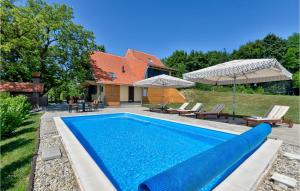 basen przed domem w obiekcie Beautiful Home In Bedenica With Sauna w mieście Bedenica