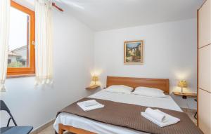 une chambre avec un lit avec deux serviettes dessus dans l'établissement Amazing Home In Malinska With Kitchen, à Malinska 39 autres photos