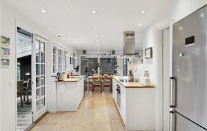 Kuchyň nebo kuchyňský kout v ubytování Four-Bedroom Holiday Home In Grasted