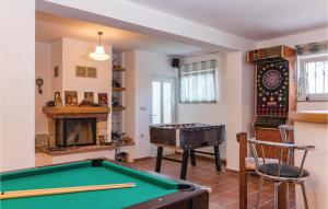 Biliár nebo kulečník v ubytování Cozy Home In Valbandon With Jacuzzi