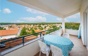 balkon ze stołem i krzesłami oraz widokiem w obiekcie Gorgeous Apartment In Pula With Wifi w Puli