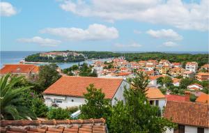 widok na miasto z domów i ocean w obiekcie Gorgeous Apartment In Pula With Wifi w Puli