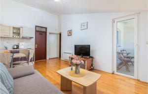 Kuchyňa alebo kuchynka v ubytovaní 1 Bedroom Lovely Apartment In Pula
