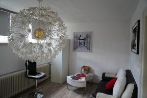 a living room with a couch and a chandelier at Wohnen beim FotoGraf in Hannoversch Münden +3 photos