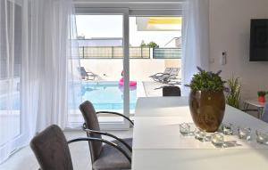 Бассейн в 3 Bedroom Cozy Home In Peroj или поблизости