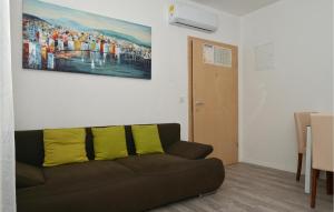 Posedenie v ubytovaní Beautiful Apartment In Okrug Gornji + 10 fotografií