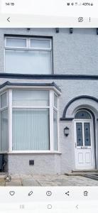Casa con ventana grande y puerta en The White House, en Barrow-in-Furness