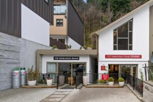 Το κτήριο όπου στεγάζεται  η παραθεριστική κατοικία