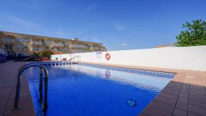 The swimming pool at or close to APARTAMENT LO COR DEL DELTA