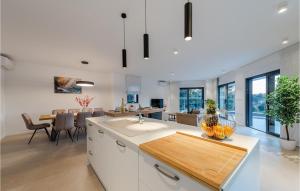 cocina y sala de estar con comedor en Awesome Home In Biograd Na Moru, en Biograd na Moru