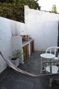 a patio with a sink and a table and chairs at Casa San Clemente del Tuyú in San Clemente del Tuyú