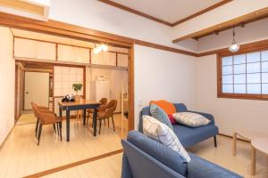Istumisnurk majutusasutuses 新宮 五新の家