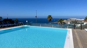 una piscina con vista al mar en Casa Tucan - two bedrooms, heated pool, city and ocean views, en Patalavaca