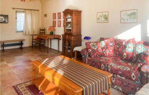 un soggiorno con un divano e un tavolino da caffè di 2 Bedroom Cozy Home In Noordwijkerhout a Noordwijkerhout