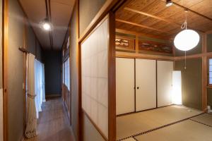 Voodi või voodid majutusasutuse 新宮 五新の家 toas