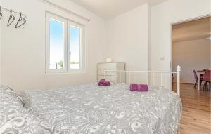 Posteľ alebo postele v izbe v ubytovaní 2 Bedroom Lovely Apartment In Danilo