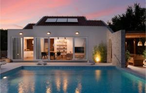 プリヴラカにあるVilla White Goldの正面にプールがある家