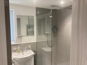 ein Badezimmer mit Dusche und Waschbecken in der Unterkunft The Stage Door in Slough