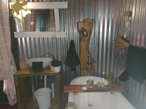 Un baño con bañera, lavabo e inodoro. en Owl's Den 1, en Oudtshoorn 132 fotos más