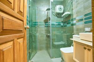 Et badeværelse på The Retreat Minimum 3 Nights + 13 billeder