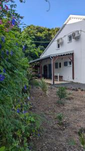 a white house with a bench in front of it at Enjoy Studio in Pointe-Noire