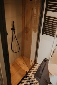 a shower in a bathroom with a glass door at Zielony domek nad jeziorem Mazurskie klimaty in Pogubie Tylne