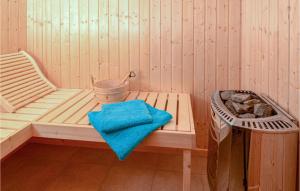 eine Sauna mit einer Bank und einem Mülleimer in der Unterkunft Seehund in Süssau