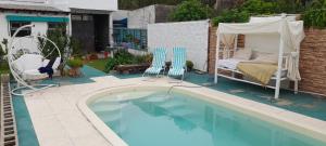 a backyard with a bed and a swimming pool at Oasis urbano! Apartamento Geminis complejo in San Nicolás de los Arroyos