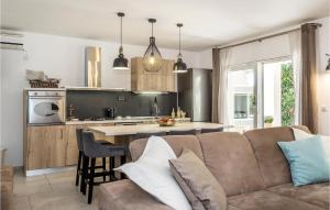 ein Wohnzimmer mit Couch und Küche in der Unterkunft Beach Front Home In Srima in Srima + 50 Fotos