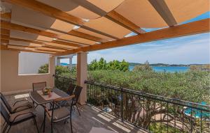 eine Terrasse mit Tisch und Stühlen auf einem Balkon in der Unterkunft Beach Front Home In Srima in Srima