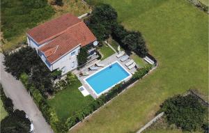 Bazén v ubytování Three-Bedroom Holiday Home In Kastel Stari nebo v jeho okolí