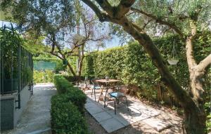 Zahrada ubytování Three-Bedroom Holiday Home In Kastel Stari