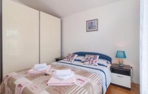 Postel nebo postele na pokoji v ubytování Three-Bedroom Holiday Home In Kastel Stari