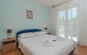Postel nebo postele na pokoji v ubytování Three-Bedroom Holiday Home In Kastel Stari