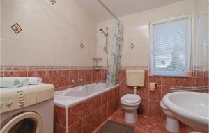 Koupelna v ubytování Three-Bedroom Holiday Home In Kastel Stari