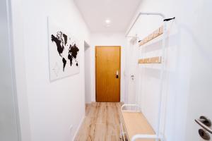 a hallway with a door and a wooden floor at Naturnaher Rückzugsort - Boxspring & Smart TV & Wlan in Jena +19 photos