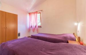 Postel nebo postele na pokoji v ubytování 4 Bedroom Awesome Home In Pula