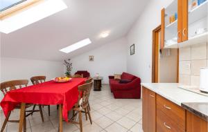 Kuchnia lub aneks kuchenny w obiekcie Lovely Apartment In Rasopasno With Wifi