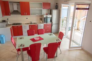Kuchyň nebo kuchyňský kout v ubytování Apartments Vukic