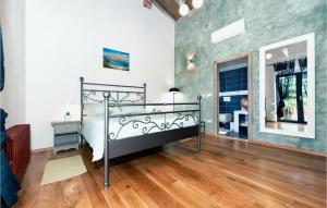 een slaapkamer met een bed en een houten vloer bij Villa Baraka in Rovinj