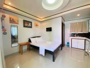 Un dormitorio con una cama y una mesa en una habitación. en RGL Place Siargao, en General Luna 17 fotos más