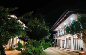- Vistas nocturnas a un edificio en RGL Place Siargao, en General Luna