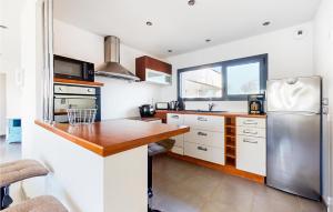 Η κουζίνα ή μικρή κουζίνα στο Amazing Apartment In Planguenoual