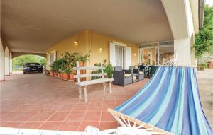 una hamaca en el porche de una casa en Two-Bedroom Apartment In Sorana Pescia Pt, en Aramo