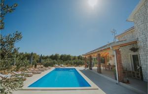 Swimmingpoolen hos eller tæt på Villa Ema Nika