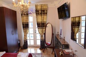 Μια τηλεόραση ή/και κέντρο ψυχαγωγίας στο Apartmani Vivaldi Niš