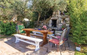 Κήπος έξω από το Amazing Apartment In Barbat