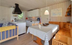 Η κουζίνα ή μικρή κουζίνα στο Gorgeous Home In Rødby With Kitchen